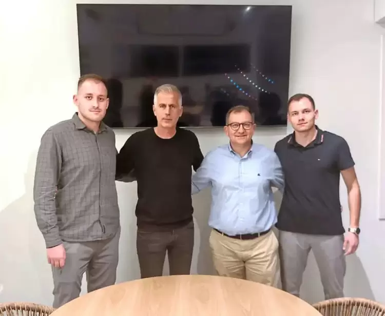 Ο Σάκης Θεοδοσιάδης στο τιμόνι του Εθνικού Νέου Κεραμιδίου Ο Σάκης Θεοδοσιάδης στο τιμόνι του Εθνικού Νέου Κεραμιδίου