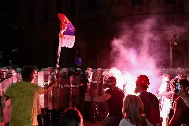 Σερβία: Δεκάδες χιλιάδες πολίτες συγκεντρώθηκαν στο κέντρο του Βελιγραδίου Σερβία: Δεκάδες χιλιάδες πολίτες συγκεντρώθηκαν στο κέντρο του Βελιγραδίου