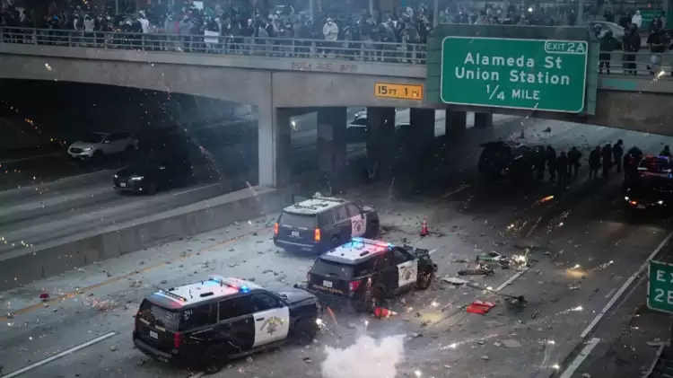 Σκηνές Χάους στο Λος Άντζελες: Εθνοφρουρά, Πλαστικές Σφαίρες και Πεζοναύτες σε Ετοιμότητα (βίντεο)