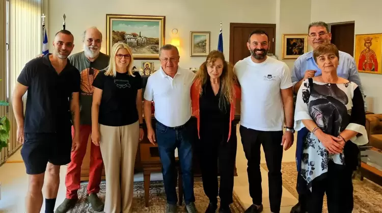 Συνάντηση του Δημάρχου Ι. Ντούμου με την Ελένη Δήμου και τους γονείς της Ελένης Τοπαλούδη Συνάντηση του Δημάρχου Ι. Ντούμου με την Ελένη Δήμου και τους γονείς της Ελένης Τοπαλούδη