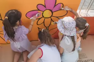 Χρώματα & χαμόγελα «ζωγράφισαν» τον τοίχο της πρώτης συμπεριληπτικής παιδικής χαράς του Δήμου Κατερίνης