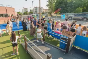 Χρώματα & χαμόγελα «ζωγράφισαν» τον τοίχο της πρώτης συμπεριληπτικής παιδικής χαράς του Δήμου Κατερίνης