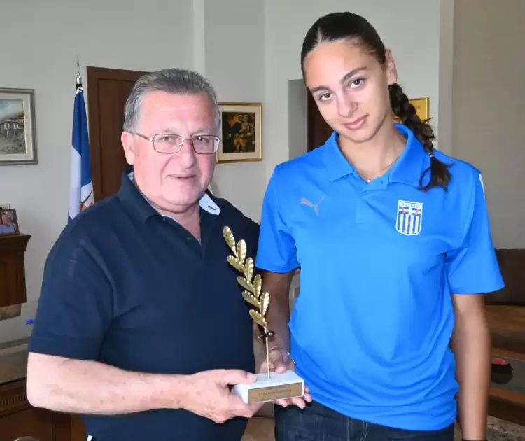 Υποδοχή Ιωάννη Ντούμου στη Στελλίνα Καρυώτη για το αργυρό μετάλλιο στην ευρωπαϊκή κωπηλασία Υποδοχή Ιωάννη Ντούμου στη Στελλίνα Καρυώτη για το αργυρό μετάλλιο στην ευρωπαϊκή κωπηλασία