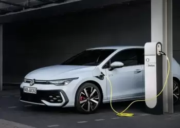 H Ευρωπαϊκή Επιτροπή ετοιμάζει νομοσχέδιο – Υποχρεωτικά τα ηλεκτρικά οχήματα για εταιρείες