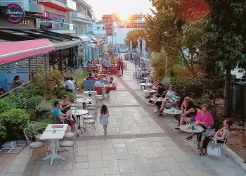 Mystreet για τα κατειλημμένα με τραπεζοκαθίσματα πεζοδρόμια – Στο κινητό οι καταγγελίες για τους παράνομους