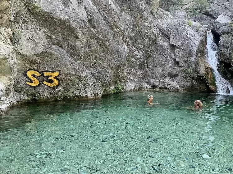 Γκράφιτι στον Όλυμπο - Κιτρίνισαν οι καταρράκτες του Ορλιά Γκράφιτι στον Όλυμπο – Κιτρίνισαν οι καταρράκτες του Ορλιά