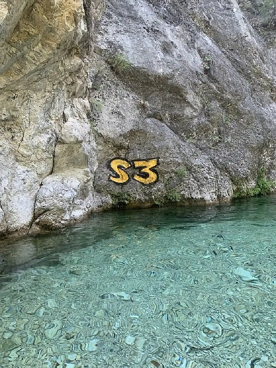 Γκράφιτι στον Όλυμπο - Κιτρίνισαν οι καταρράκτες του Ορλιά Γκράφιτι στον Όλυμπο – Κιτρίνισαν οι καταρράκτες του Ορλιά