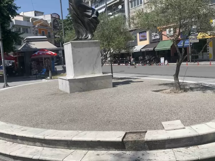 Κατερίνη: Αποκολλημένο μάρμαρο στην Πλατεία Ελευθερίας – Κίνδυνος στο κέντρο της πόλης