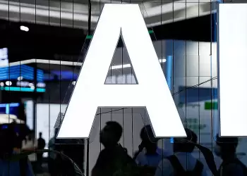 Μια στις τρεις ΜμΕ έχει έρθει σε επαφή με εργαλεία τεχνητής νοημοσύνης