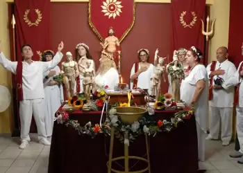 Οι δωδεκαθεϊστές με τις χλαμύδες στον Όλυμπο