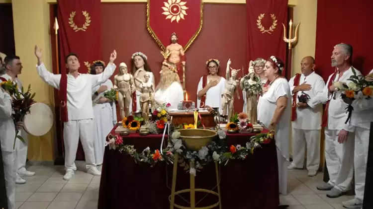 Οι δωδεκαθεϊστές με τις χλαμύδες στον Όλυμπο