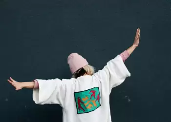 Οι τάσεις του Streetwear το 2025: Πώς επανέρχονται τα ‘90s και τα 2000s