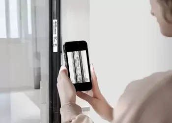 Παίζουμε ξανά δυνατά! – Η Elvial στον αέρα με το νέο ραδιοφωνικό της σποτ για την καινοτομία Window.id!