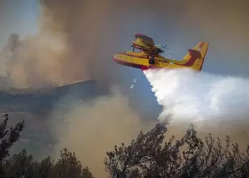 Πιερία: Μεγάλη φωτιά μεταξύ Παλιοστάνης και Αλωνίων – Επιχειρούν καναντέρ και επίγειες δυνάμεις