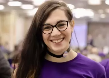 Η πρώτη τρανς γυναίκα πρόεδρος ελληνικού κόμματος