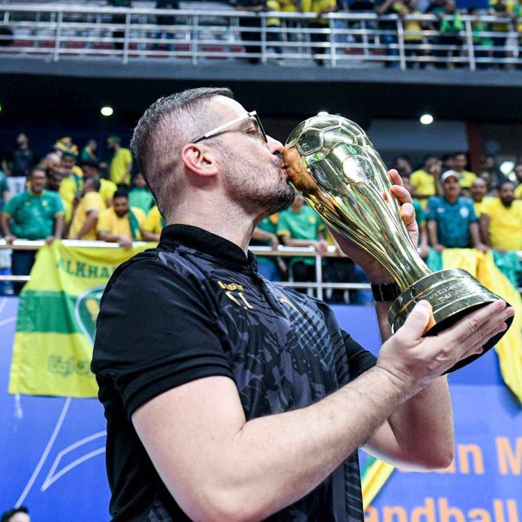 Σταθερά στο τιμόνι της Αλ Καλίτζ ο Κατερινιώτης Δημήτρης Δημητρούλιας