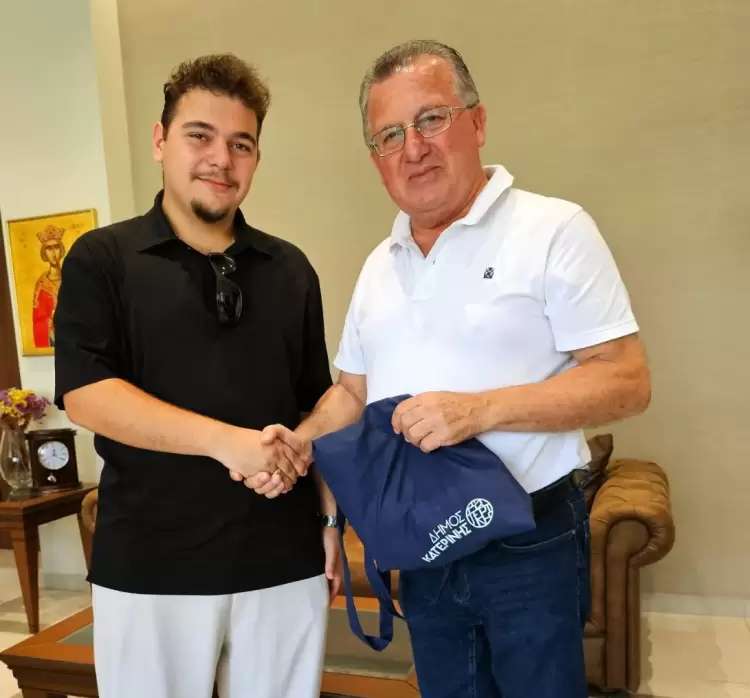 Στον Δήμαρχο Κατερίνης ο φοιτητής που συμμετείχε στον πρώτο ελληνικό νανοδορυφόρο Στον Δήμαρχο Κατερίνης ο φοιτητής που συμμετείχε στον πρώτο ελληνικό νανοδορυφόρο