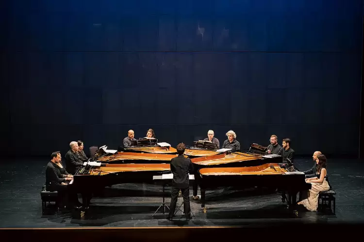 Το Άξιον Εστί μέσα από 6 πιάνα στο Αρχαίο Θέατρο Δίου