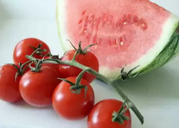 Τρεις ντομάτες και μια φέτα καρπούζι