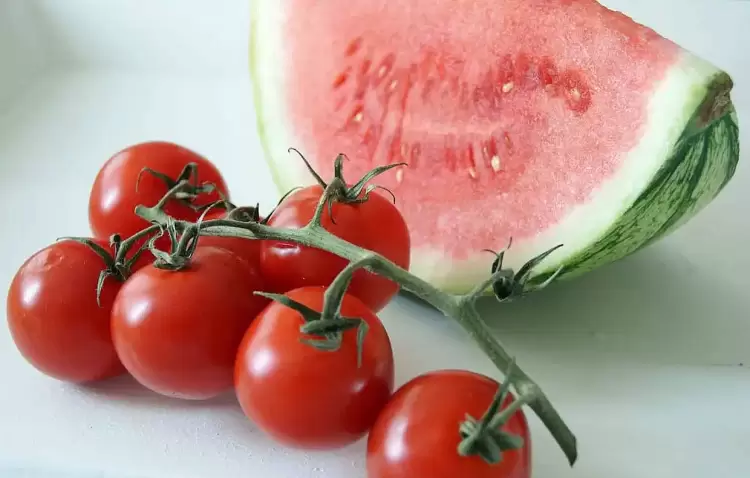 Τρεις ντομάτες και μια φέτα καρπούζι