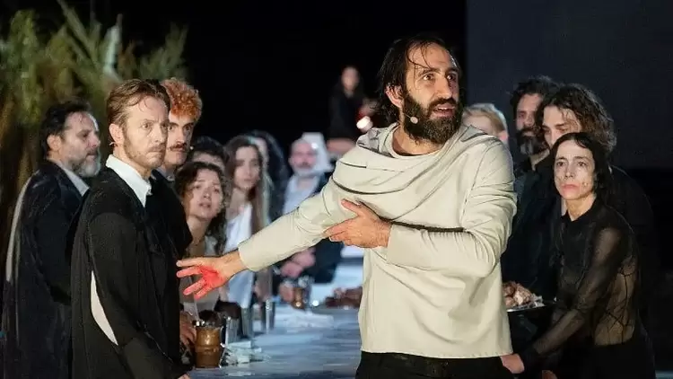 Η υπαρξιακή περιπλάνηση της παραγωγής του ΚΘΒΕ «ζ – η – θ, ο Ξένος», του Μ. Μαρμαρινού στο Δίον