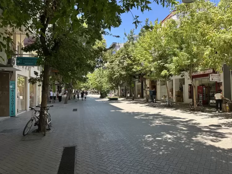 Ζέστη και θάλασσα «εκκενώνουν» τον Πεζόδρομο της Κατερίνης