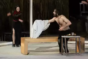 Αρχαίο Θέατρο Δίου: «ζ η θ, ο Ξένος» Μια επιστροφή στις πηγές: επίσκεψη σε τρεις ραψωδίες της Οδύσσειας