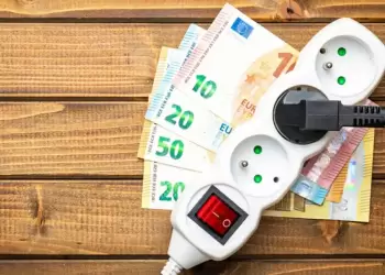 ΔΕΗ: Στα 15 λεπτά η χρέωση ανά κιλοβατώρα για τον Αύγουστο στο Πράσινο Τιμολόγιο