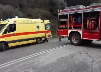 Εγκλωβισμένος οδηγός μετά από τροχαίο στη Νέα Αγαθούπολη