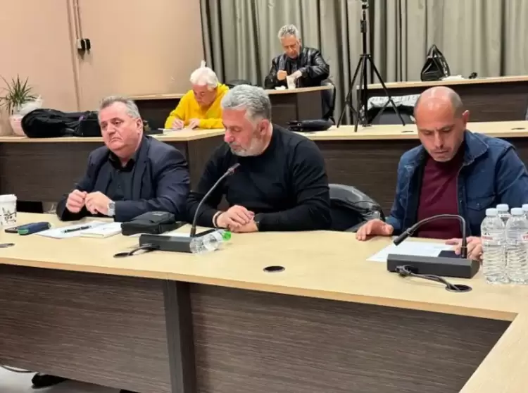 Εκκίνηση: Κύριε Ντούμο, οι μάσκες έπεσαν Εκκίνηση: Κύριε Ντούμο, οι μάσκες έπεσαν