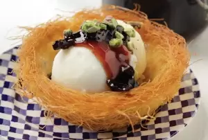 Εκμέκ κανταΐφι – ένα γλυκό που μάς ήλθε από την ανατολή Εκμέκ κανταΐφι – ένα γλυκό που μάς ήλθε από την ανατολή