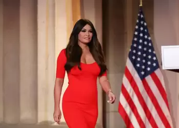 «Ένα καλοκαίρι στην Ελλάδα δίνει 10 χρόνια ζωής» και «Παναγία Θεοτόκε» Οι αναρτήσεις της Κίμπερλι πριν έλθει στην Αθήνα