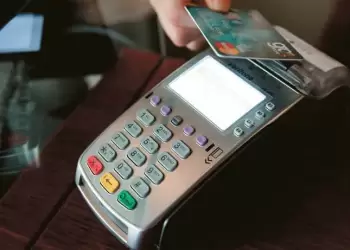 Εξι στα δέκα ευρώ πληρώνονται με κάρτες και E Banking