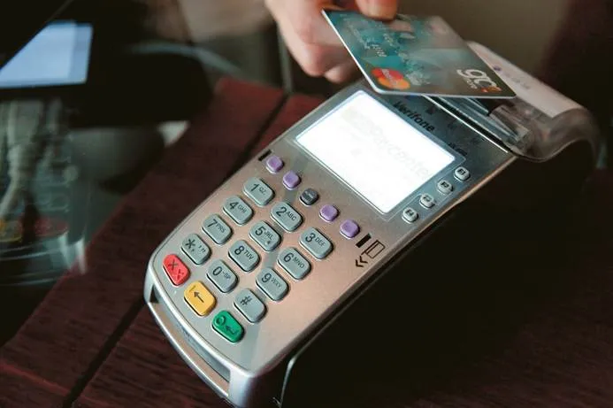 Εξι στα δέκα ευρώ πληρώνονται με κάρτες και e-banking Εξι στα δέκα ευρώ πληρώνονται με κάρτες και E Banking