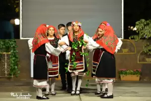 “Η Ελλάδα εν χορώ”