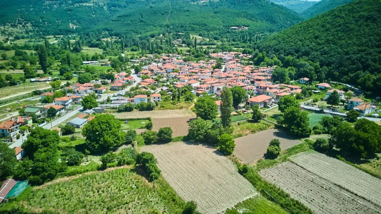 Ιερέας με drone και YouTube αναδεικνύει το Βόιο Κοζάνης Ιερέας με Drone και Youtube αναδεικνύει το Βόιο Κοζάνης