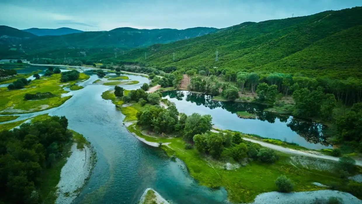 Ιερέας με drone και YouTube αναδεικνύει το Βόιο Κοζάνης Ιερέας με Drone και Youtube αναδεικνύει το Βόιο Κοζάνης