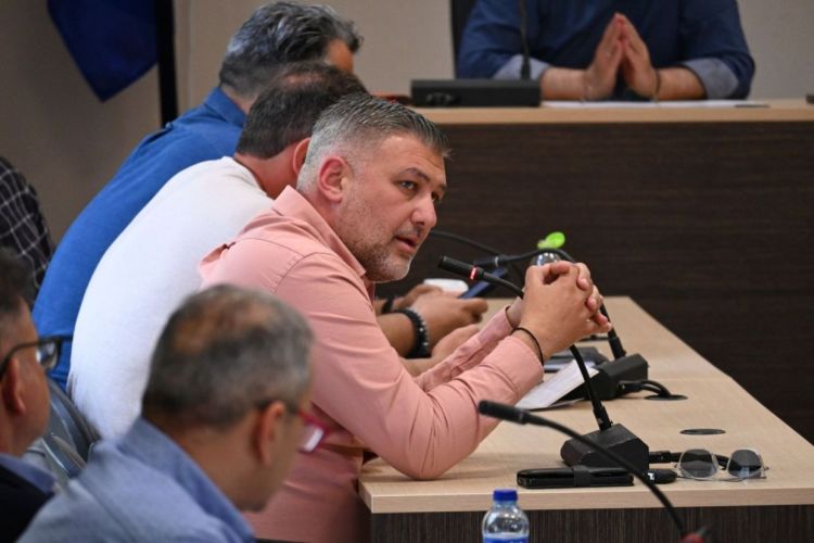Κύριε Μπουσνάκη «μην ξύνεστε στην γκλίτσα του τσομπάνη» Κύριε Μπουσνάκη «μην ξύνεστε στην γκλίτσα του τσομπάνη»