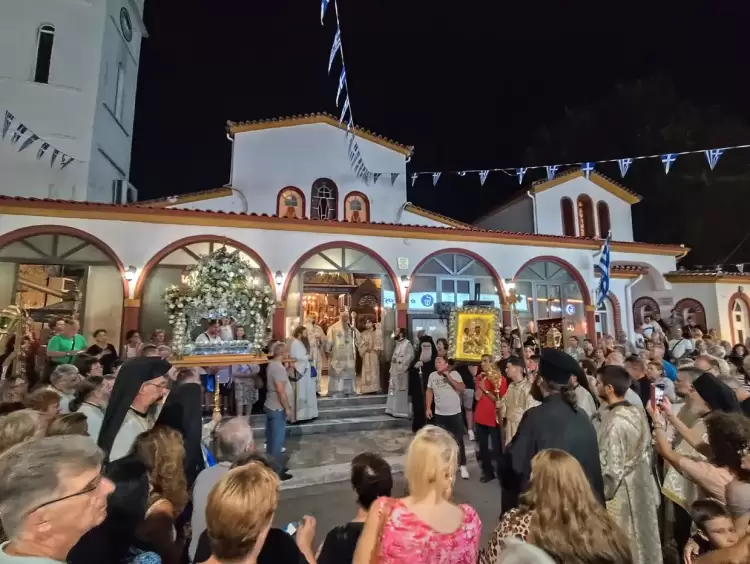 Λιτανεία της Παναγίας Τριχερούσας και του Επιταφίου της Θεοτόκου στην Παραλία και στον Πλαταμώνα Πιερίας Λιτανεία της Παναγίας Τριχερούσας και του Επιταφίου της Θεοτόκου στην Παραλία και στον Πλαταμώνα Πιερίας