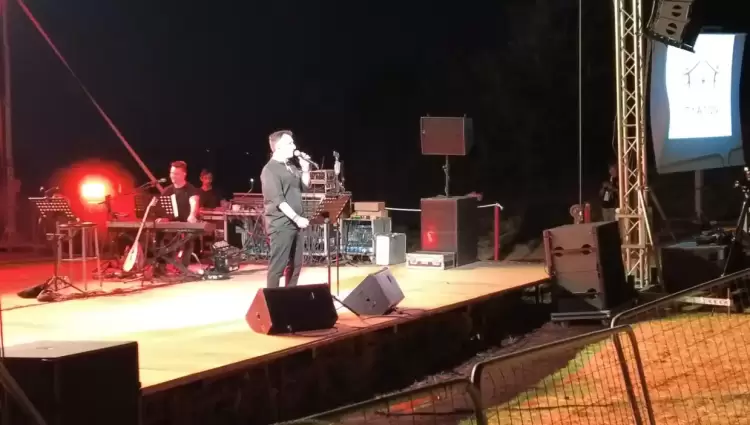 Ο  Δημήτρης Μπάσης στο Βυζαντινό Κάστρο του Μακρυγιάλου έλαμψε σαν το ολόγιομο  φεγγάρι