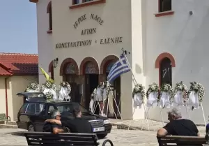 Πάνδημη η κηδεία του Πέτρου Παπανικολάου στο Ελατοχώρι