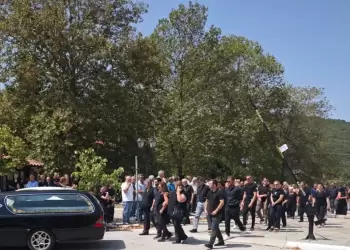 Πάνδημη η κηδεία του Πέτρου Παπανικολάου στο Ελατοχώρι (εικόνες) Πάνδημη η κηδεία του Πέτρου Παπανικολάου στο Ελατοχώρι