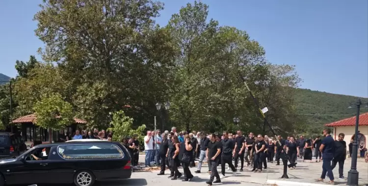 Πάνδημη η κηδεία του Πέτρου Παπανικολάου στο Ελατοχώρι