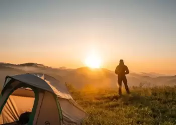 Παρά τις αναποδιές, τα κάμπινγκ… αντέχουν