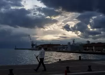 Προσοχή και στην Πιερία: Σύμπλεγμα καταιγίδων και κεραυνοί στον Θερμαϊκό