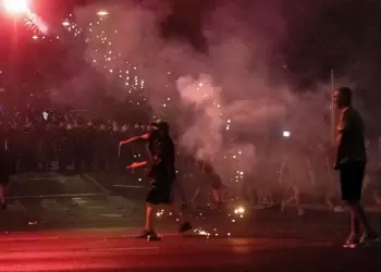 Σερβία: Πάνω από 80 πολίτες και 27 Αστυνομικοί τραυματίστηκαν σε συγκρούσεις διαδηλωτών με φιλοκυβερνητικούς υποστηρικτές