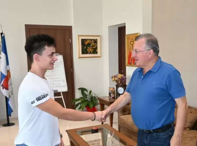 Τον 15χρονο συγγραφέα Ιουστίνο Κουκουρίκο συνάντησε ο Δήμαρχος Κατερίνης Τον 15χρονο συγγραφέα Ιουστίνο Κουκουρίκο συνάντησε ο Δήμαρχος Κατερίνης