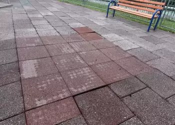 Βανδαλισμός του τάπητα στην παιδική χαρά της πλατείας Μακεδονίας