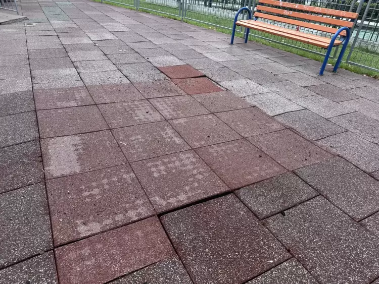 Βανδαλισμός του τάπητα στην παιδική χαρά της πλατείας Μακεδονίας