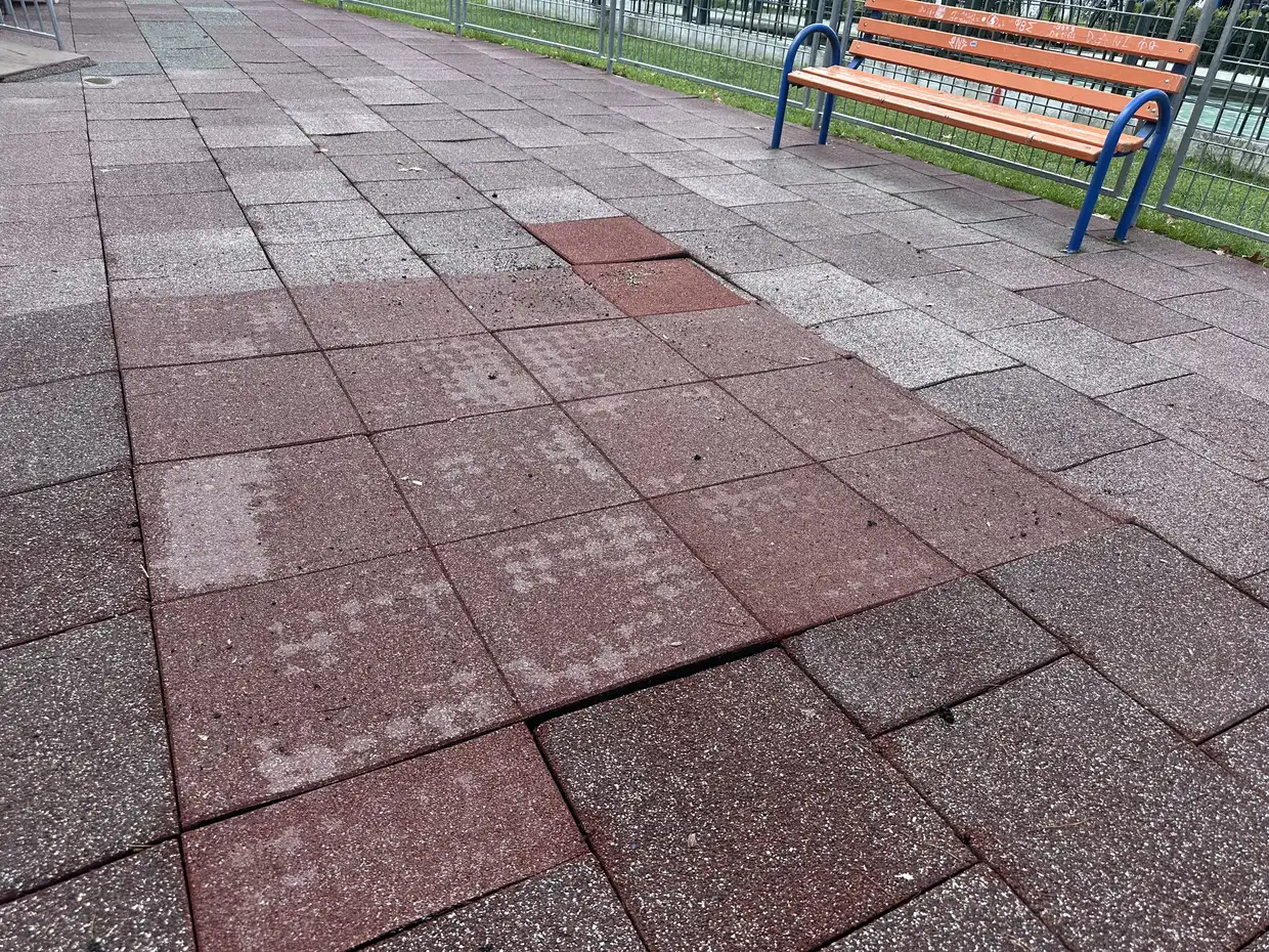 Βανδαλισμός του τάπητα στην παιδική χαρά της πλατείας Μακεδονίας